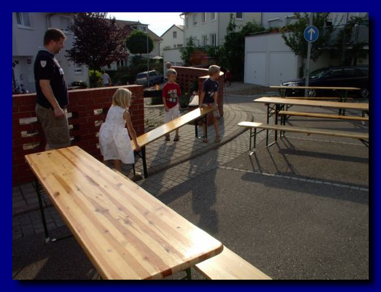 Die Jugend hilft flei�ig beim Aufbau!